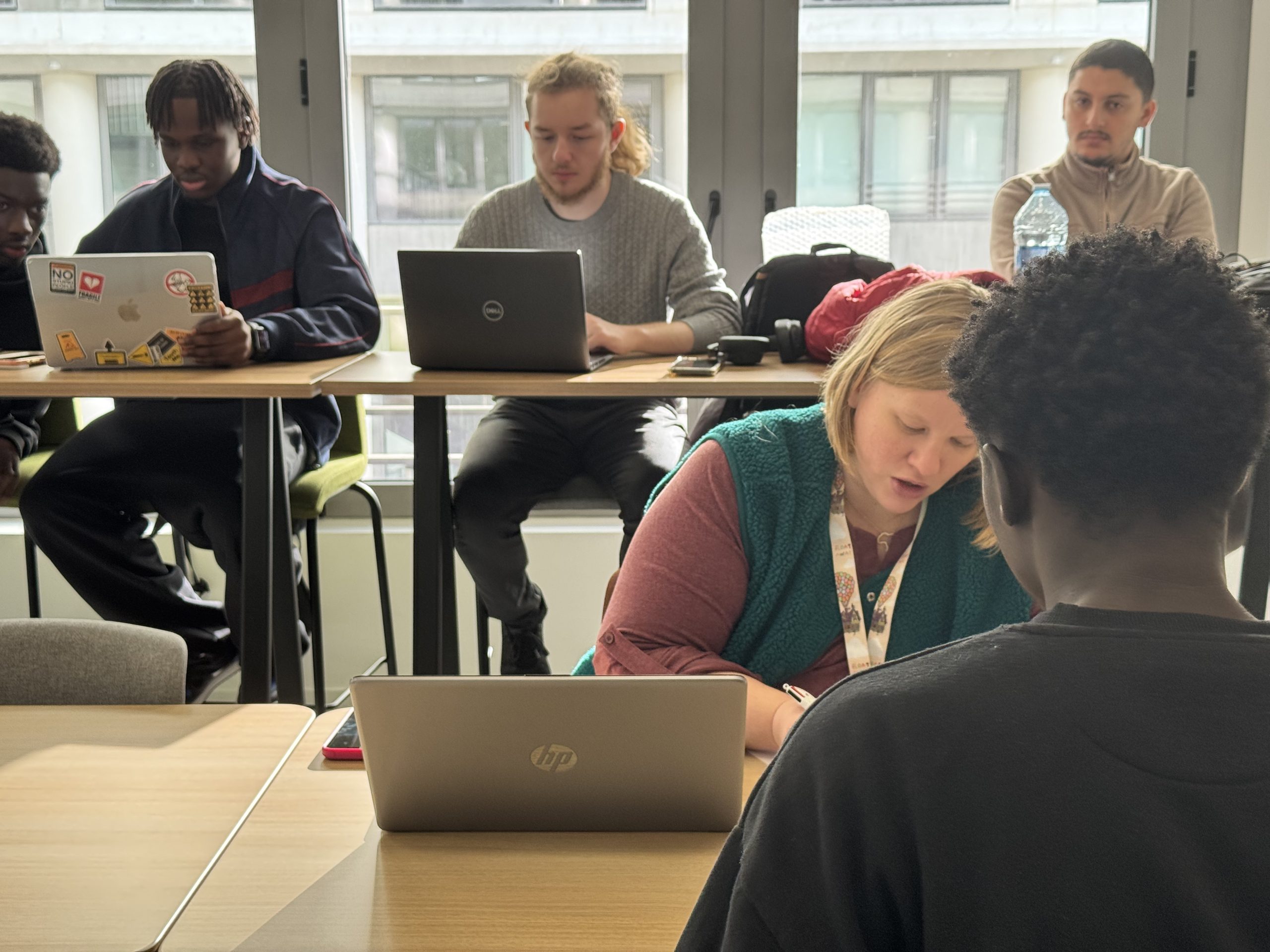 Étudiants de CCCLX accompagnés pendant une séance de travail sur ordinateur.