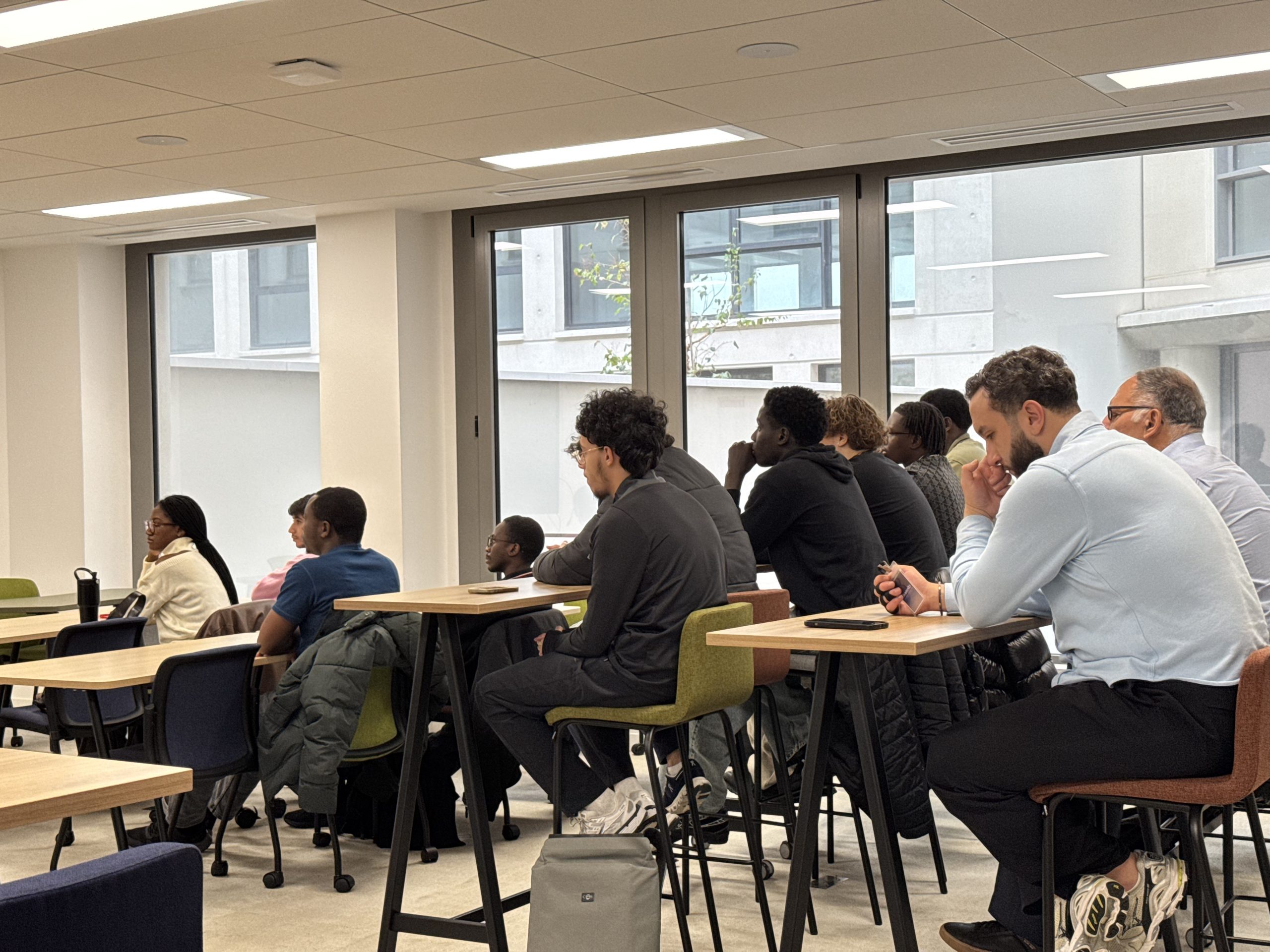 Étudiants réunis dans une salle du campus CCCLX de Paris-Villejuif lors de la rentrée.